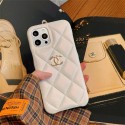 Chanel シャネルiphone17 14 16 pro 15 plus 16eケースブランドカード入れ人気 Chanel アイフォン17pro max/16 15 proケース韓国風 シャネルiphone16/14/13/15 17pro maxケースレディース斜め掛けアイフォン16e 15/14/13/ 12 pro maxケースパロディー