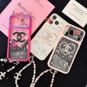 Chanel シャネルハイブランドiphone ultra/18pro max/17/16pro/17e 15plusカバーダブル C モチーフ パールストラップ付き iPhone iphone 18pro/16/14/17/15/ airケース かわいい女性向けレディースシャネルiphone15 plus 18 16 17pro max 16eケースブランドコピー