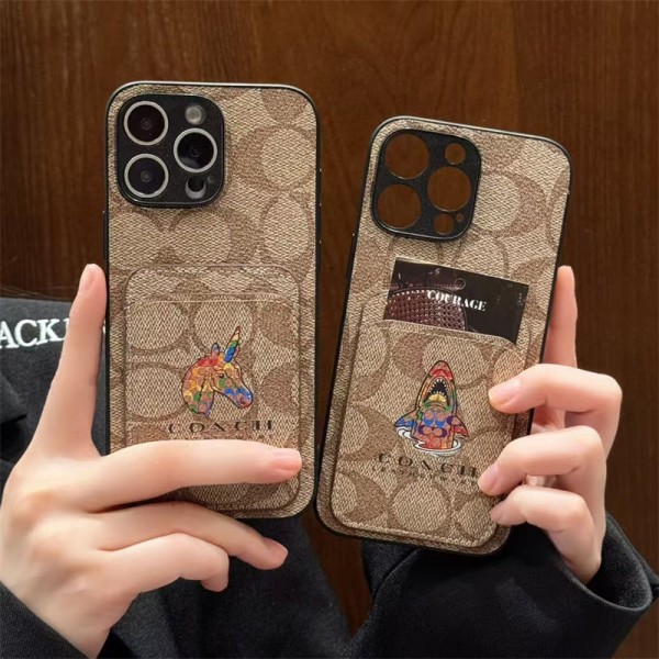 Coach コーチハイブランドiphone16pro/17 15plusカバー韓国風iphone 16/14/13/15/ airケースレディース斜め掛けアイフォン17 pro 16e 15/14/13/ 12 pro maxケースパロディーブランド携帯ケースiphone17 16e 16 15 pro max 14plus/13 pro maxケース手帳型