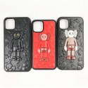 Kaws カウズハイブランドiphone14pro/16e 15plusカバーiphone15 plus14 16 pro max 16eケースブランドコピーメンズ アイフォン16e 15/14/13/ 12 pro maxケースパロディーハイブランドアイフォン16 15 14  16eケーストランク型