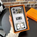 Kaws カウズiphone air 17 pro max 14 16 pro 15 plus 16eケースブランドカード入れハイブランドiphone 17/16pro/17e 15plusカバーアイフォン17 pro 16e 15/14/13/ 12 pro maxケースパロディーハイブランドアイフォン17e 16 15 14 ケーストランク型