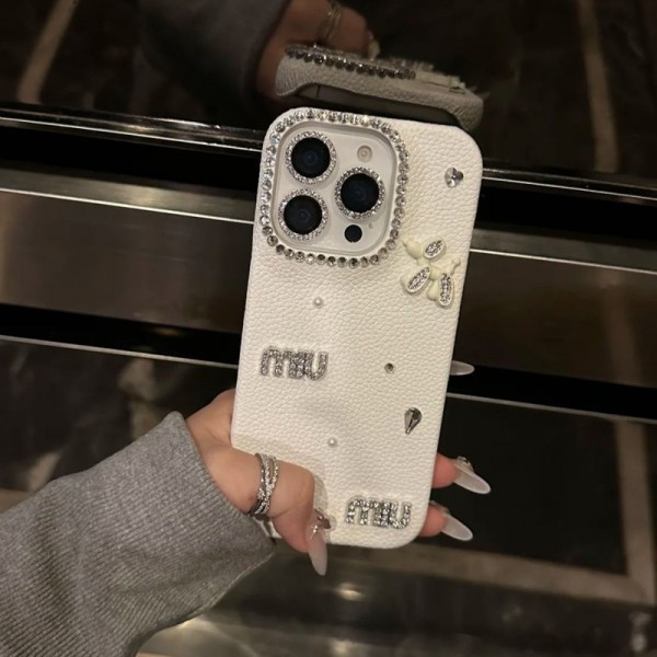 ミュウミュウ MiuMiuハイブランドiphone16pro/17 15plusカバー人気アイフォン17pro max/16 15 proケースiphone15 plus 14 16 17pro max 16eケースブランドコピーメンズブランド携帯ケースiphone17 16e 16 15 pro max 14plus/13 pro maxケース手帳型