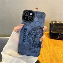 Versace ヴェルサーチェ韓国風iphone 16/14/13/15/ airケースレディース斜め掛けiphone15 plus 14 16 17pro max 16eケースブランドコピーメンズアイフォン17 pro 16e 15/14/13/ 12 pro maxケースパロディーブランド携帯ケースiphone17 16e 16 15 pro max 14plus/13 pro maxケース手帳型