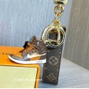 ルイヴィトン風 モノグラム ミニスニーカー キーホルダー ブランド LVキーリング レザーストラップ付き バッグチャーム 車キー 鍵 おしゃれ プレゼント