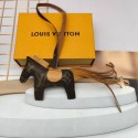 ハイブランドLV 馬 キーホルダー 1個 PU革製 ルイヴィトンバッグチャーム 大人可愛い キーリング 個性デザイン うま かわいい おしゃれ 飾り 馬デザインチャーム カバン用 キーリング アクセサリー 旅行 子供 レディース メンズ
